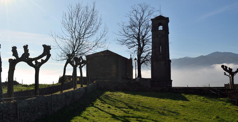 Capilla y torre en el pueblo de Alevia