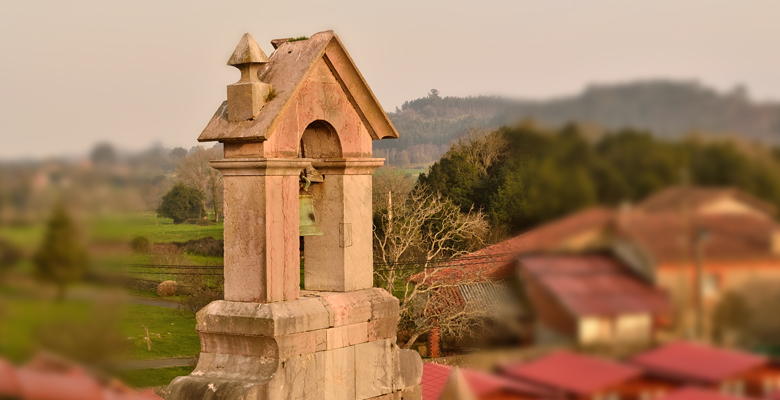 Vista del campanario de la capilla del Palacio de Garaña