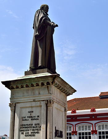Estatua de Jovellanos en la Plaza del Seis de Agosto
