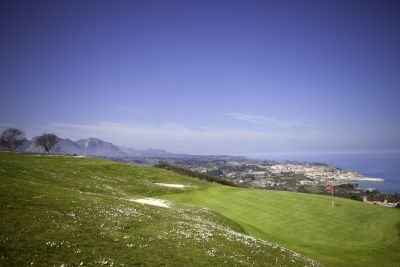 Campo de golf con vistas al mar