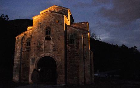 Église de San Miguel de Lillo à l'extérieur