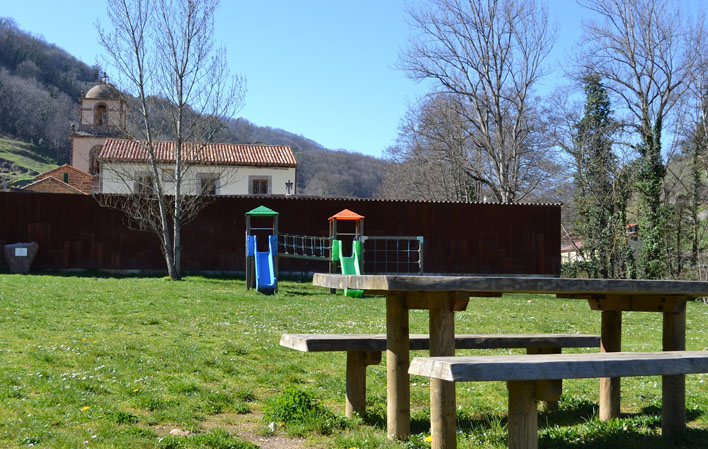 Der Platz - Stiftskirche von Teverga