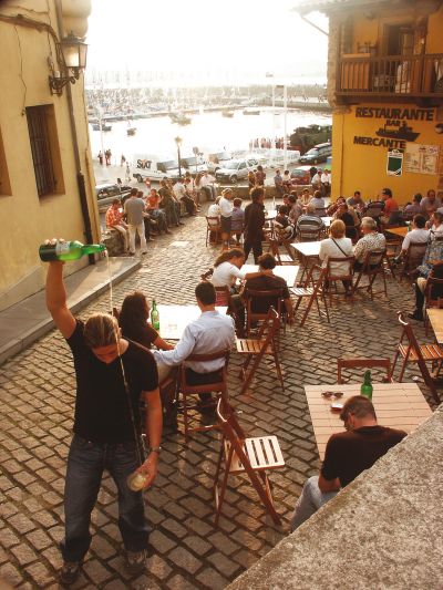 Sidra en una terraza