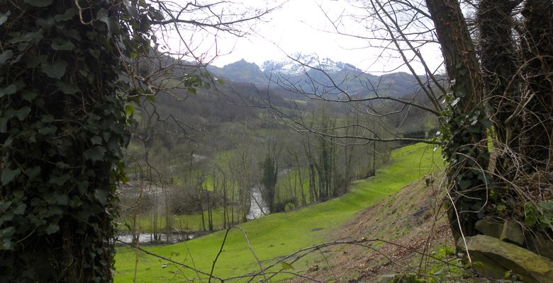 Paisaje en Laviana con Peña Mea al fondo