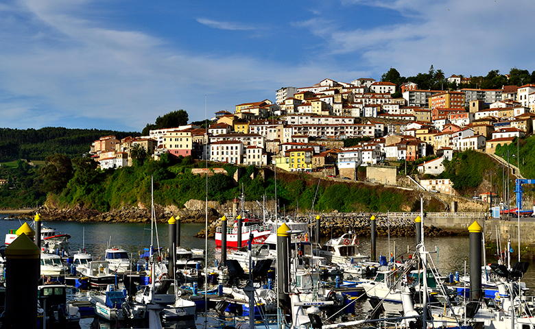 Puerto deportivo y vista de Lastres