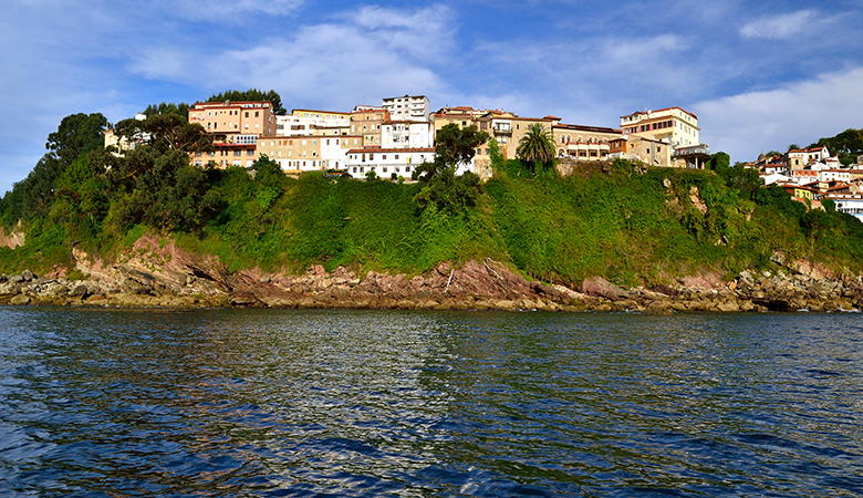 Vista del barrio de pescadores de El Rancho, en Lastres, desde el mar