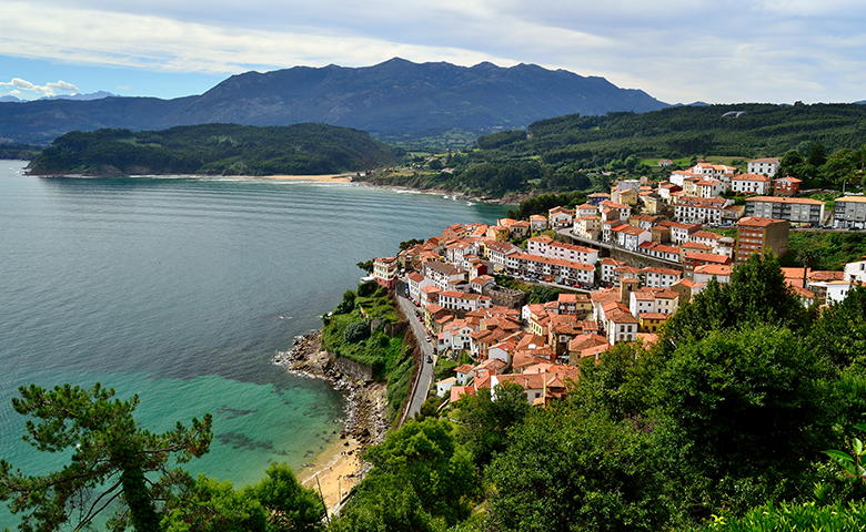 Panorámica de Lastres desde el mirador de San Roque