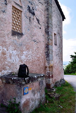 Iglesia de San Salvador de Priesca con el Camino de Santiago justo a su lado