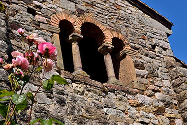 Detalle de las ventanas de San Pedro de Nora