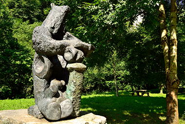 Escultura de oso pardo en las proximidades de Santo Adriano de Tuñón