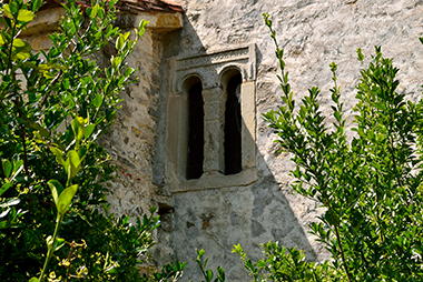 Detalle de las ventanas prerrománicas de Santiago de Gobiendes