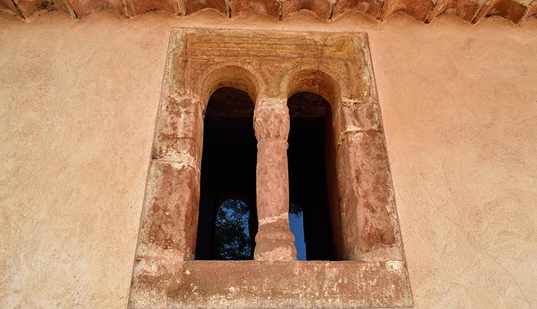 Detalle de las ventanas de San Salvador de Priesca