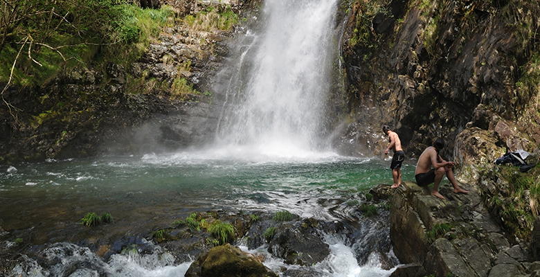 Niños bañándose en la Cascada del Cioyo
