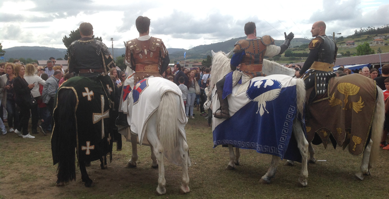 Caballeros medievales en la fiesta de los Exconxuraos