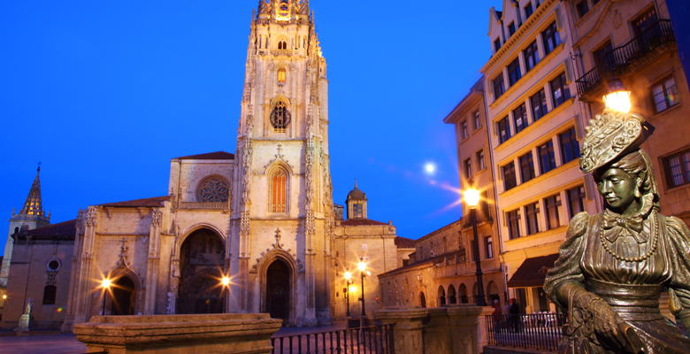 La escultura de La Regenta en la Plaza de la Catedral de Oviedo