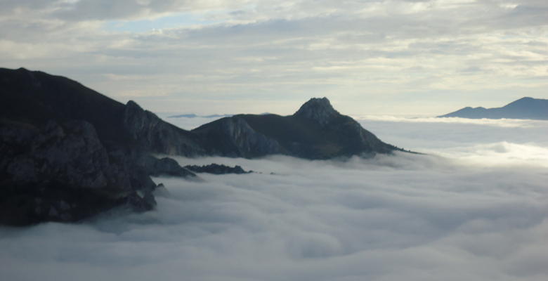 Mar de nubes en el Puerto de la Cubilla en Lena