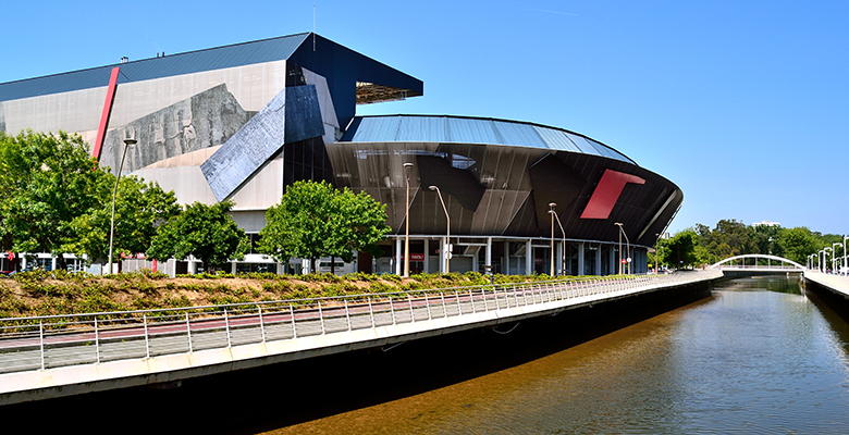 Río Piles y estadio de El Molinón