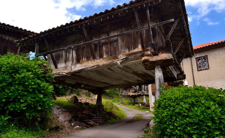 Hórreo en medio de la carretera en Sietes (Villaviciosa)