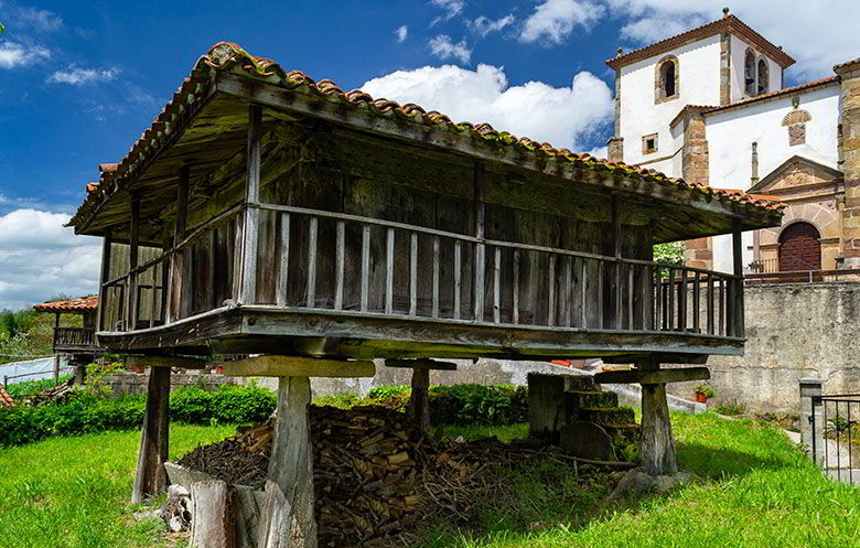 Hórreo al lado de la iglesia renacentista de Sietes (Villaviciosa)