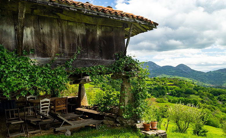 Hórreo con vistas panorámicas en Anayo (Piloña)