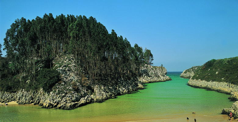 Playa de Guadamía, en el límite entre Ribadesella y Llanes