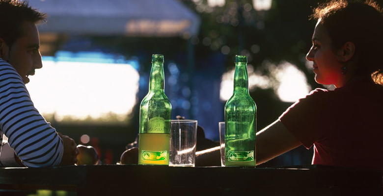 Tomando la penúltima sidra del día