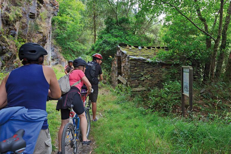 Ciclistas en la Ruta del Ferrocarril de San Tirso de Abres