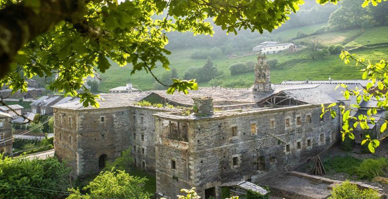 Monasterio de Santa María de Villanueva en Los Oscos