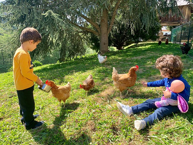 Niños disfrutando en una aldea de Asturias