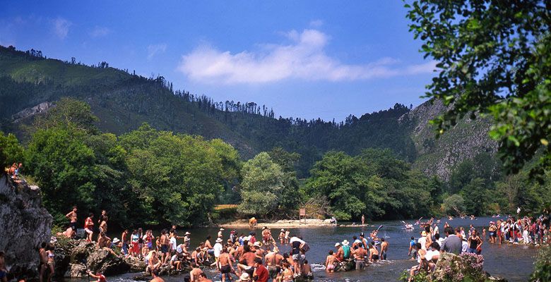 Público entregado a las emociones deportivas en la Fiesta de las Piraguas