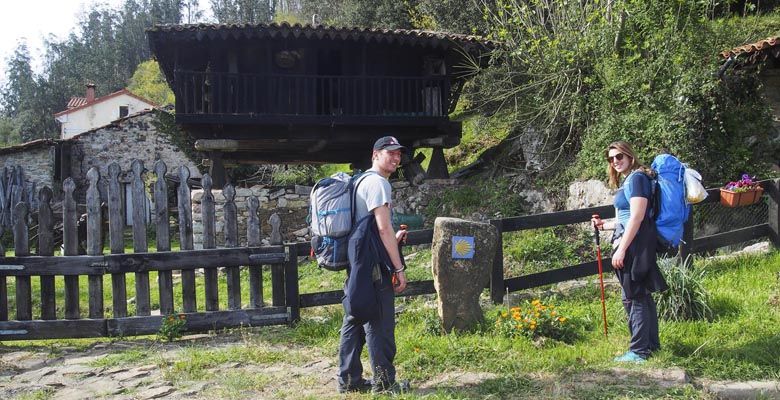 Peregrinos del Camino de Santiago a su paso por Las Regueras