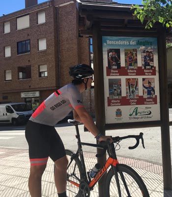 Cartel de los ganadores en el Angliru