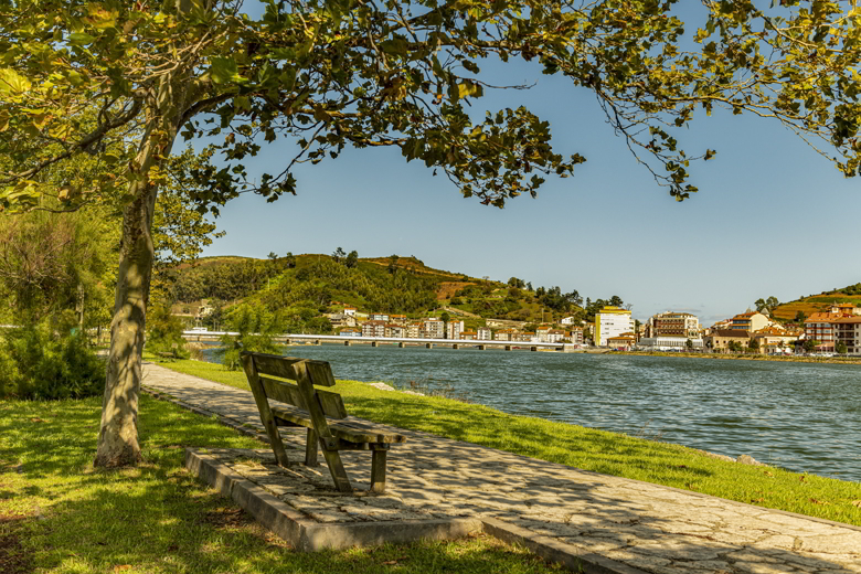 Banco a la orilla de la ría de Ribadesella/Ribeseya ©Julio Herrera