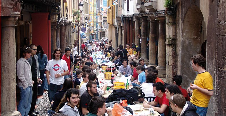 Comida en la calle el lunes de Pascua en Avilés