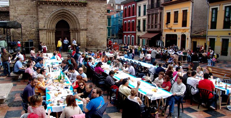 Comida en la calle en la Fiesta del Bollo en Avilés