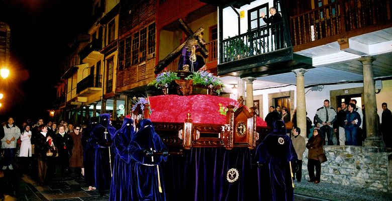 Procesión de Semana Santa en la calle Galiana de Avilés