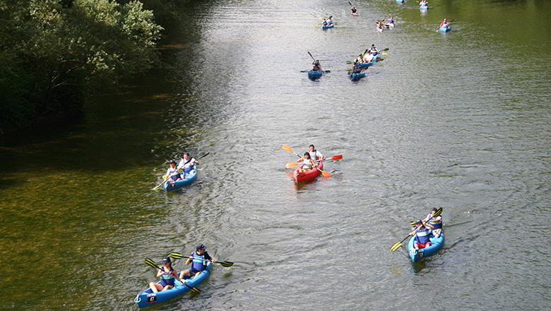 Participantes en el Descenso del Sella Adaptado