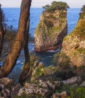 Vistas al mar desde el exterior de la cueva del Pindal