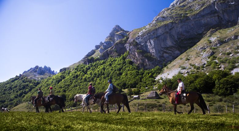 Ruta a caballo (Somiedo) © Miki López