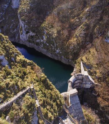 Embalse de la Jocica con su estructura escalonada