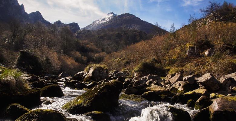 Río dobra con el Canto Cabronero al fondo