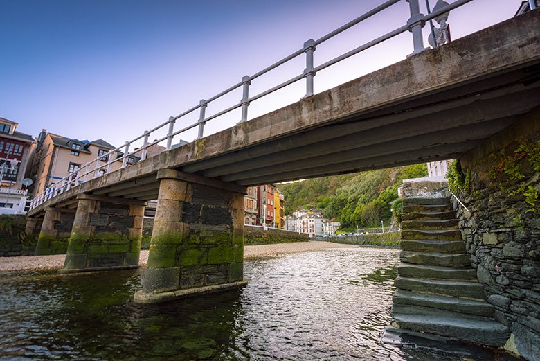 Puente del Beso (Ḷḷuarca ). ©Mampiris