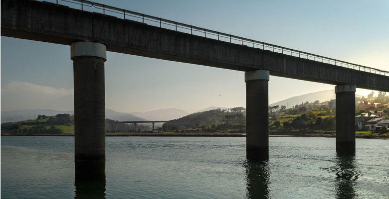 Puente sobre la ría de Navia