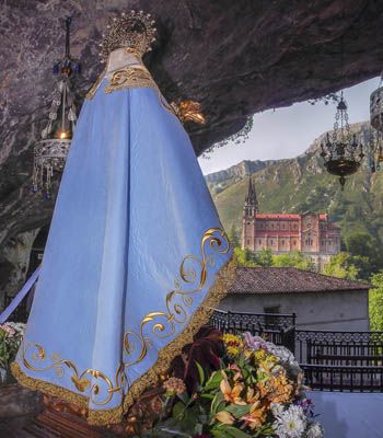 La Virgen de Covadonga y al fondo la Basílica