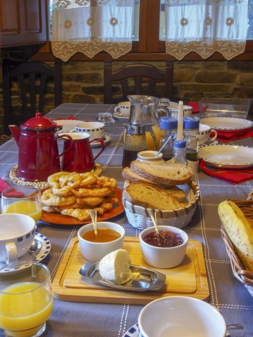 Desayuno en un alojamiento de turismo rural en Mual