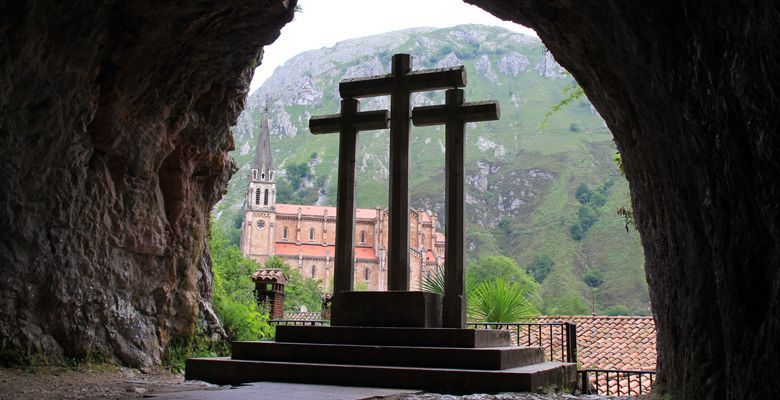 Basílica de Covadonga desde la Santa Cueva