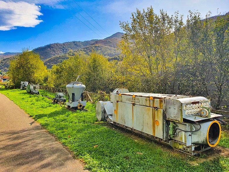 Maqunaria expuesta en la Senda Verde de Turón (Mieres)