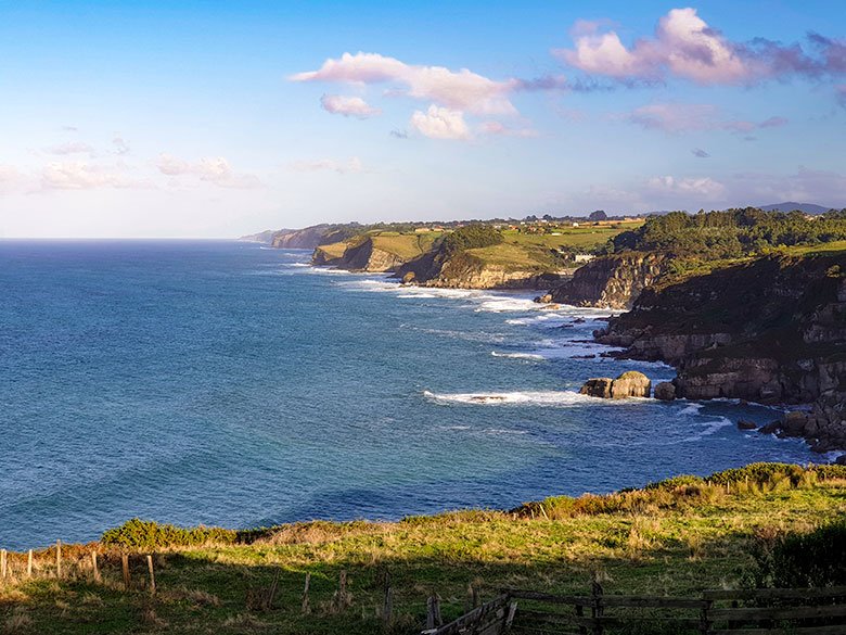 Vista de los acantilados desde la Colina del Cuervo (Gijón) ©viajerosconfesos