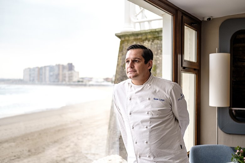 Foto del cocinero Isaac Loya en su restaurante Real Balneario.