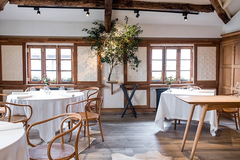 Foto de un rincón del salón comedor del restaurante Casa Marcial (La Salgar, Parres).